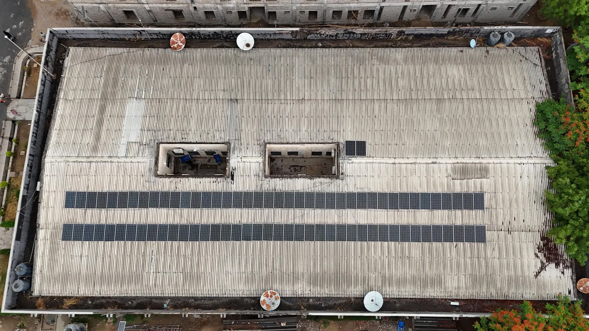 Rooftop solar power system for a commercial accommodation property