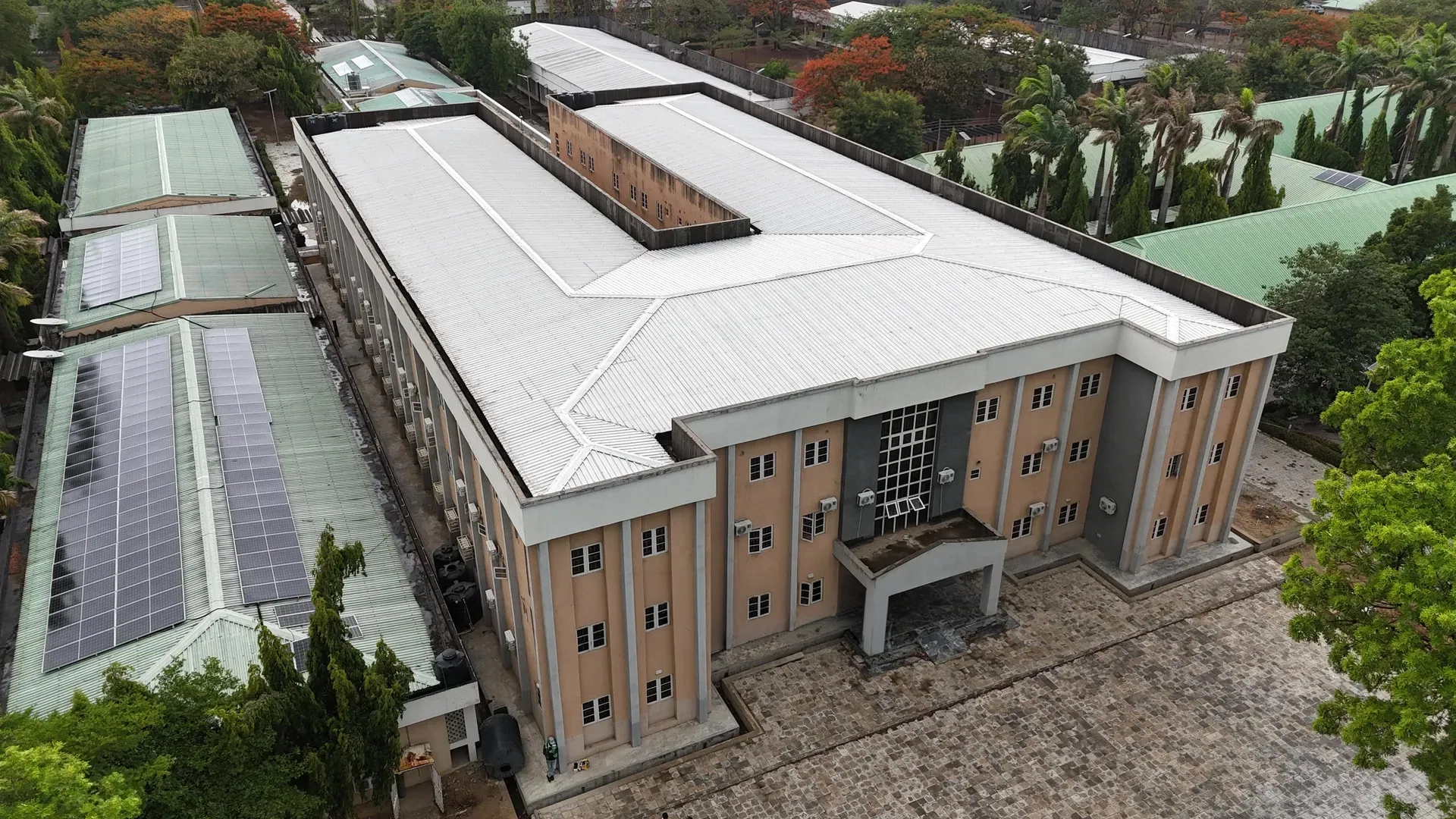 Hotel apartment rooftop solar power system in Cote d'Ivoire